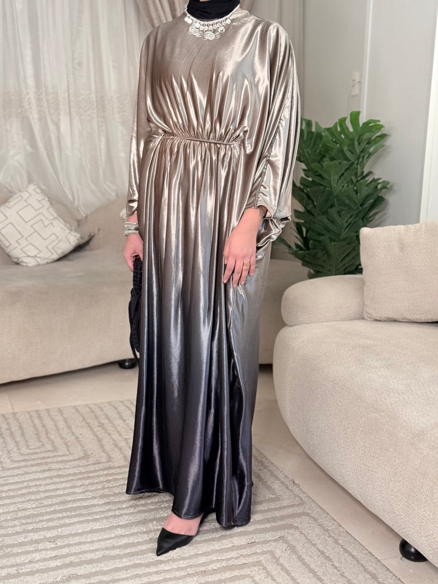 “فَضّة" kaftan